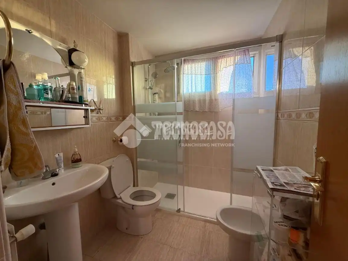 Bathroom of Flat for sale in Coslada  with Air Conditioner, Heating and Storage room