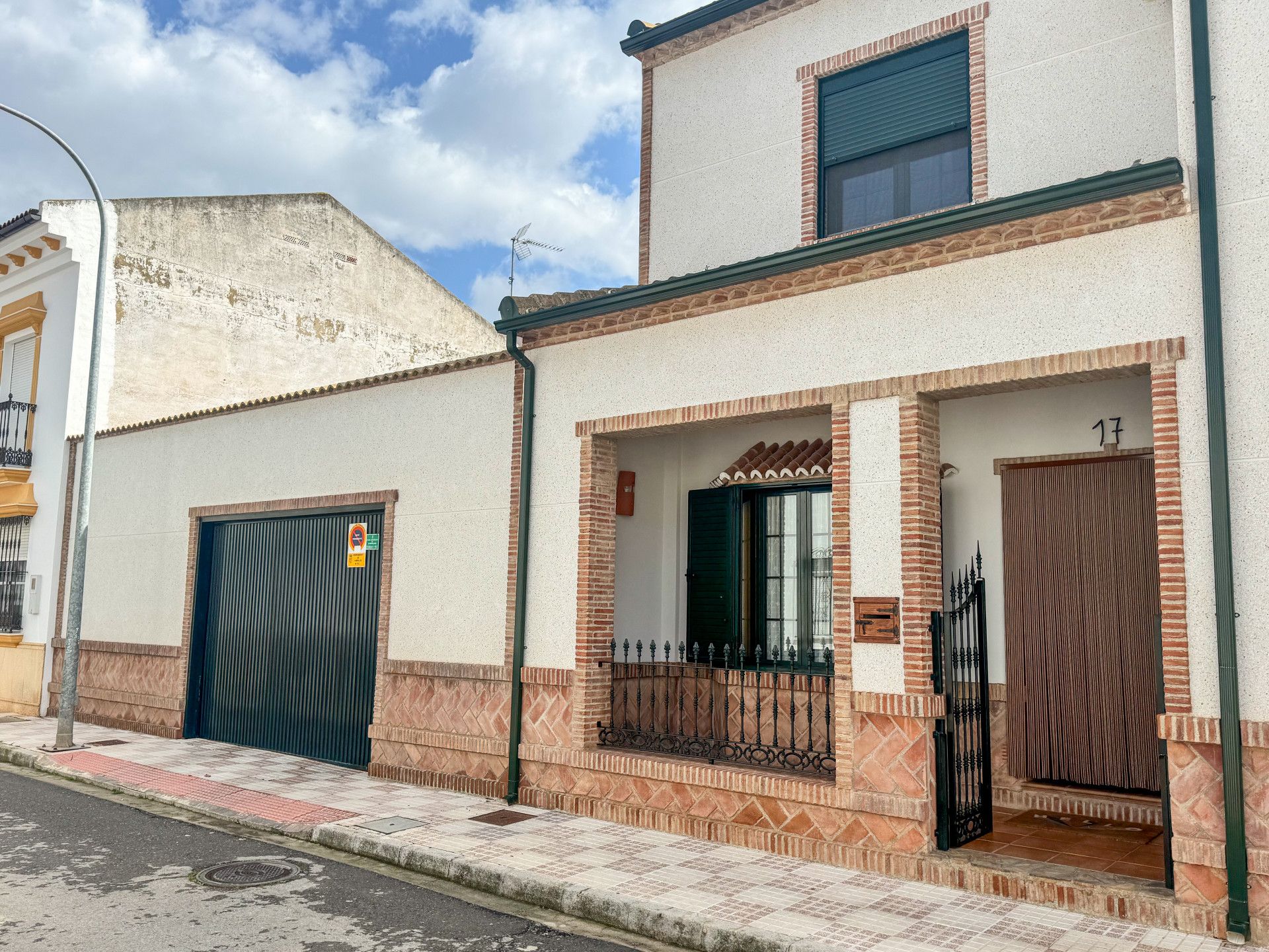 Vista exterior de Casa adosada en venda en Campillos amb Aire condicionat, Terrassa i Traster