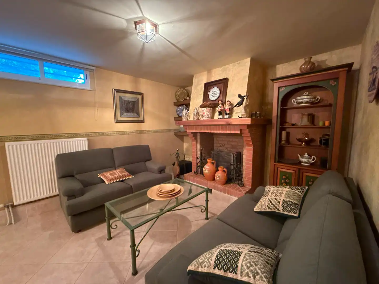 Wohnzimmer von Einfamilien-Reihenhaus zum Verkauf in Santa Marta de Tormes mit Klimaanlage, Heizung und Privatgarten