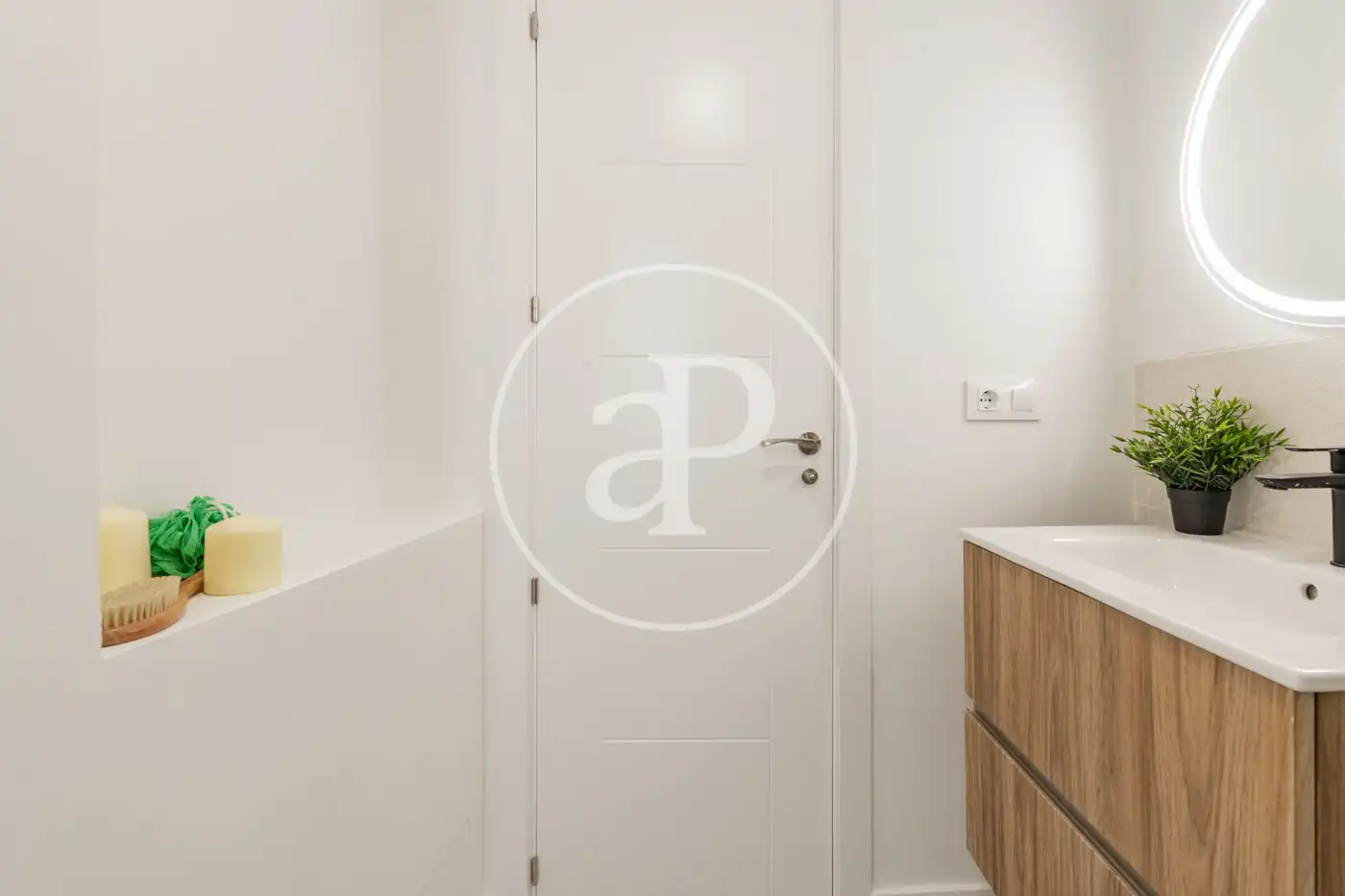 Bathroom of Flat for sale in Madrid  with Air Conditioner, Heating and Terrace