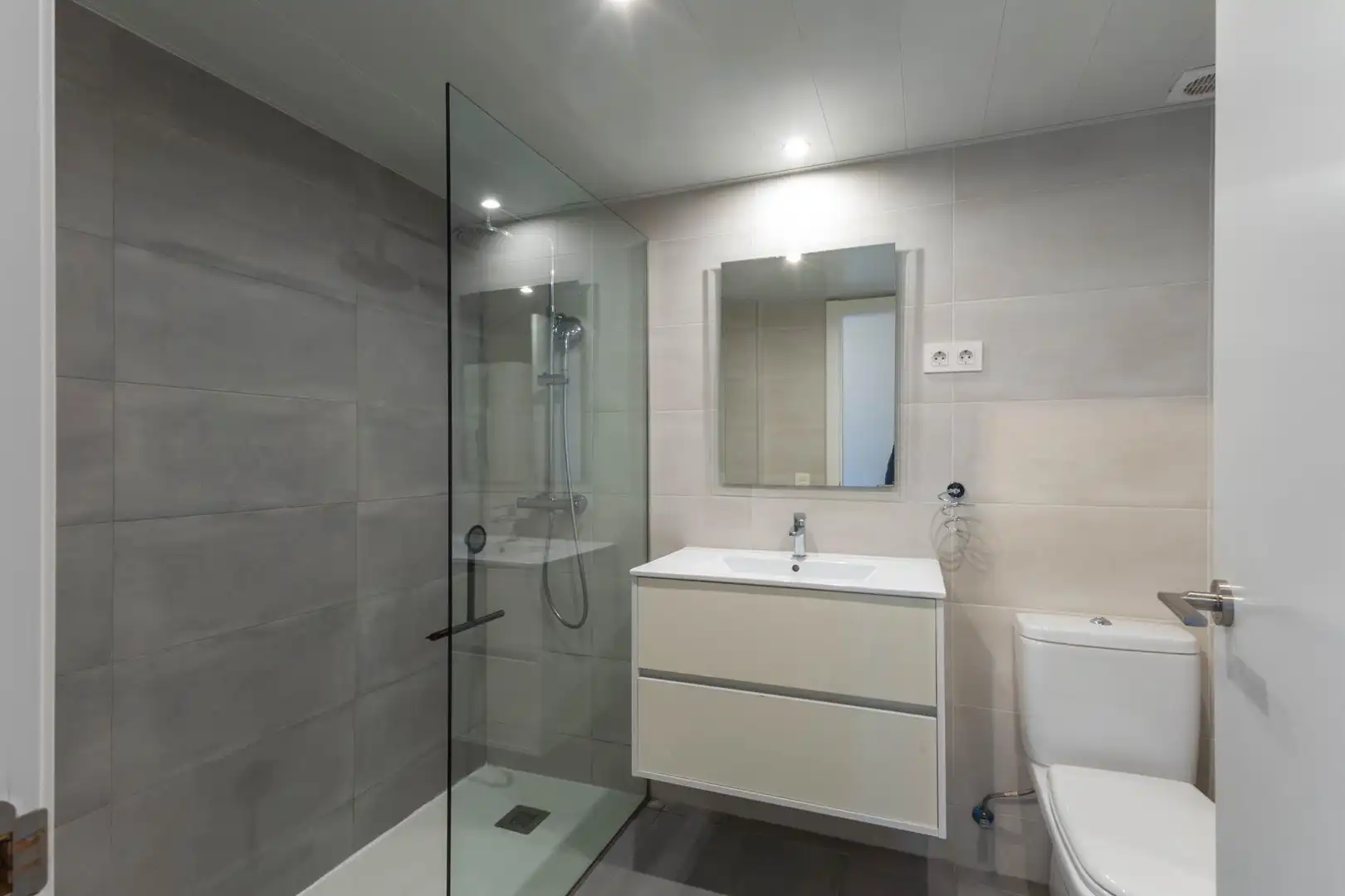 Badezimmer von Maisonette zum Verkauf in Barcelona mit Klimaanlage, Parkett und Terrasse