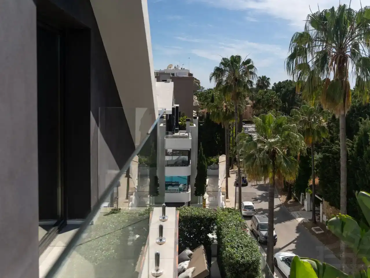 Vista exterior de Pis en venda en Marbella amb Aire condicionat, Piscina i Balcó