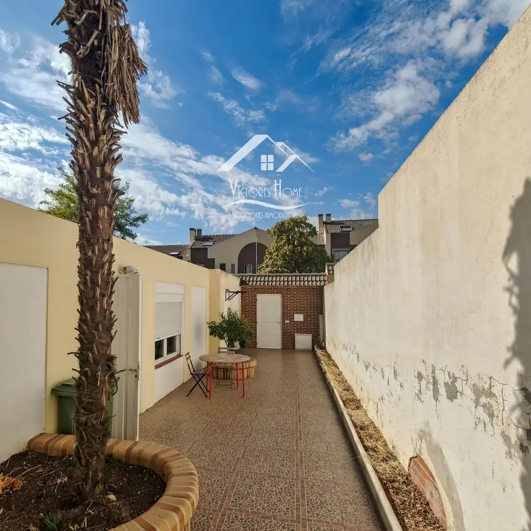 Vista exterior de Casa adosada en venta en Rivas-Vaciamadrid con Aire acondicionado, Calefacción y Jardín privado