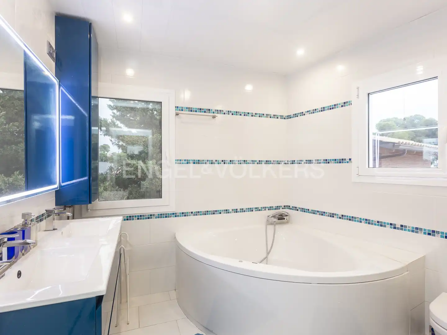 Bathroom of Houses for rent in Castelldefels  with Air Conditioner, Heating and Private garden