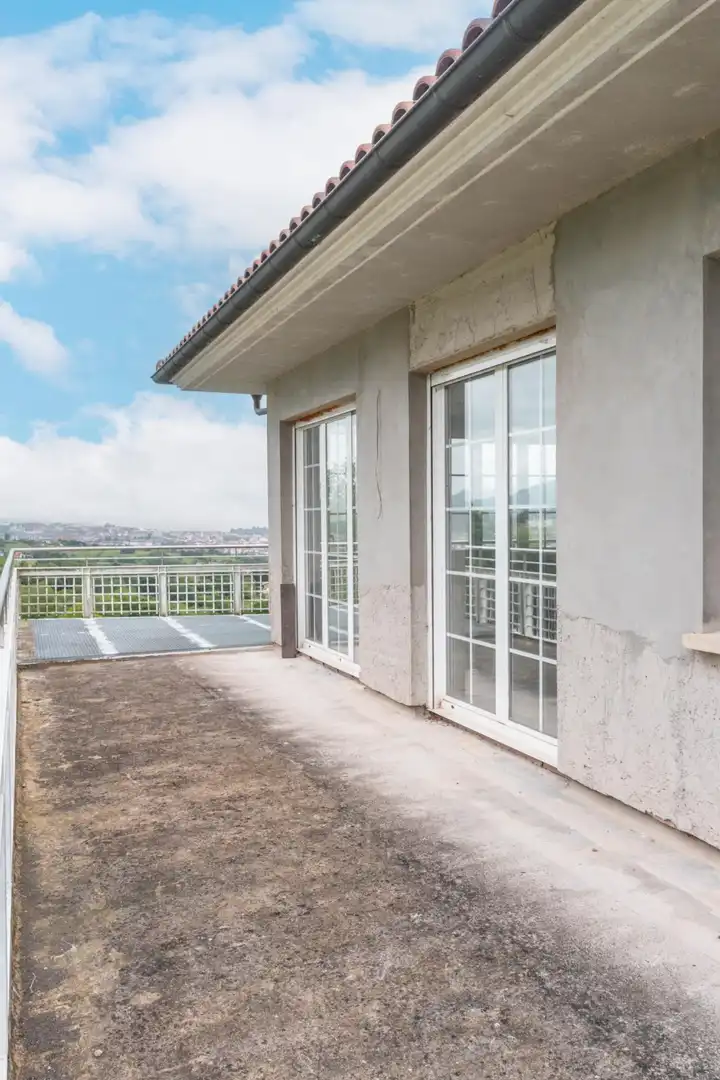 Vista exterior de Casa o xalet en venda en Oviedo  amb Jardí privat, Terrassa i Balcó
