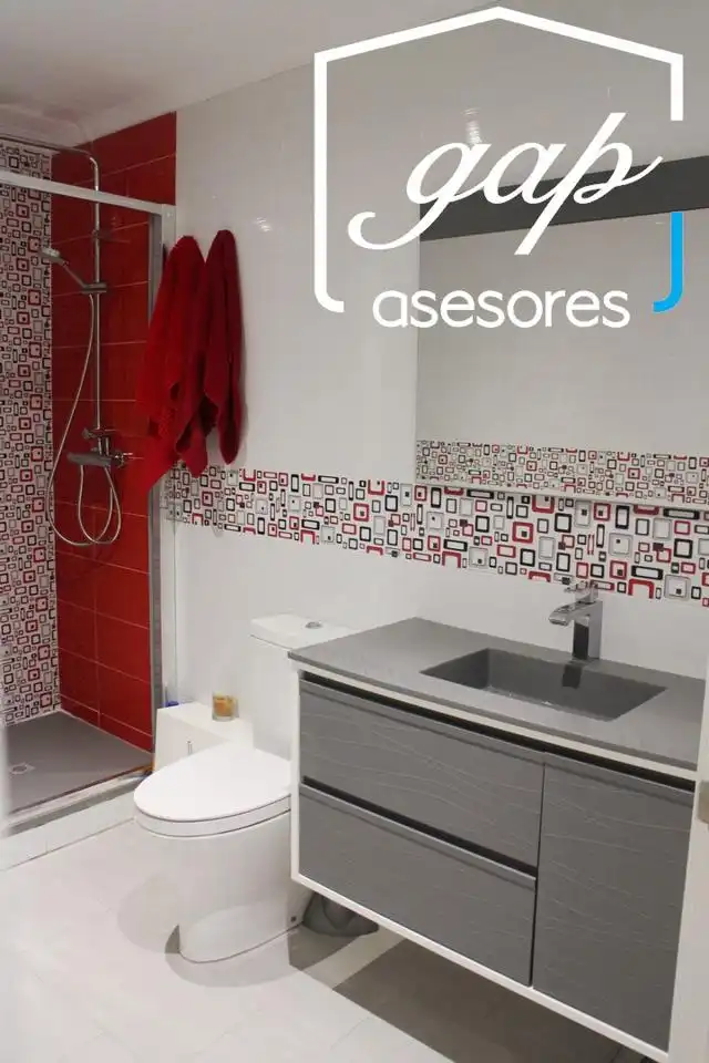 Bathroom of Flat for share in Centro
