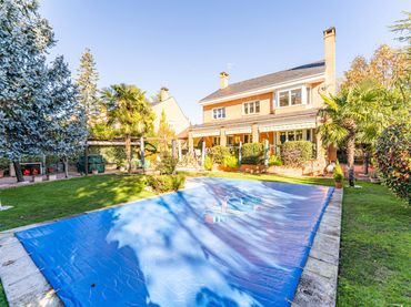 Casa aparellada amb piscina en venda a Calle Mar Cantábrico