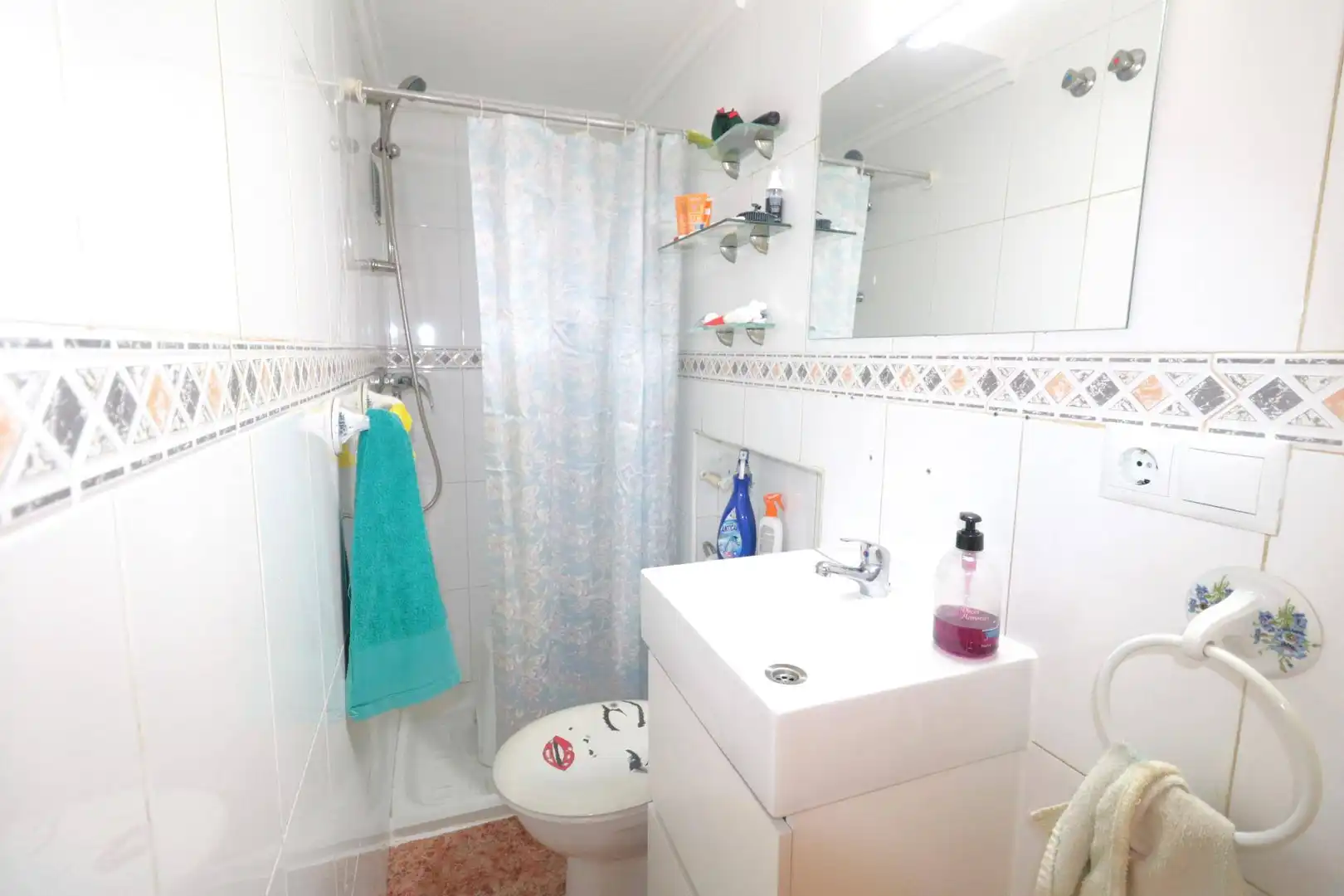 Baño de Piso en venta en Torrevieja con Jardín privado, Amueblado y Piscina comunitaria