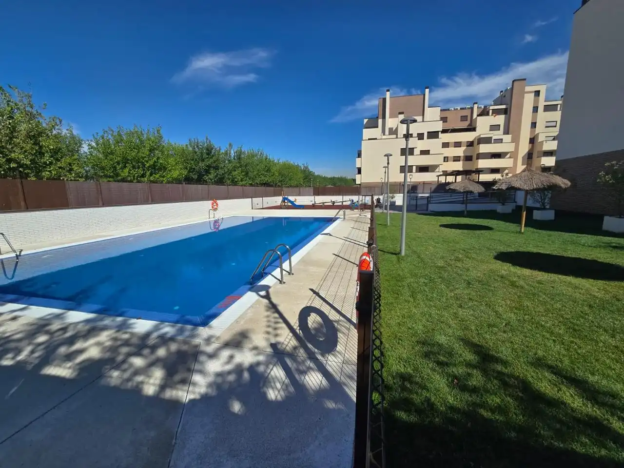 Piscina de Pis en venda en Azuqueca de Henares amb Aire condicionat, Calefacció i Jardí privat