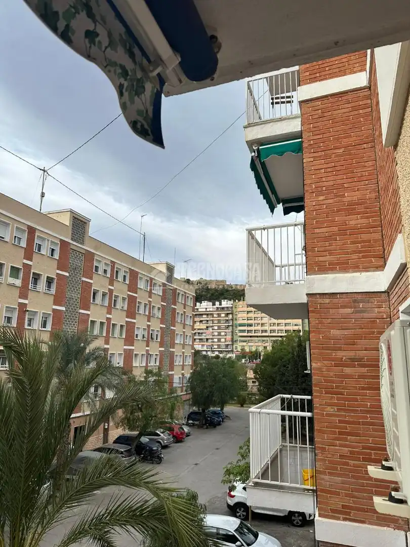 Vista exterior de Pis en venda en Alicante / Alacant amb Balcó