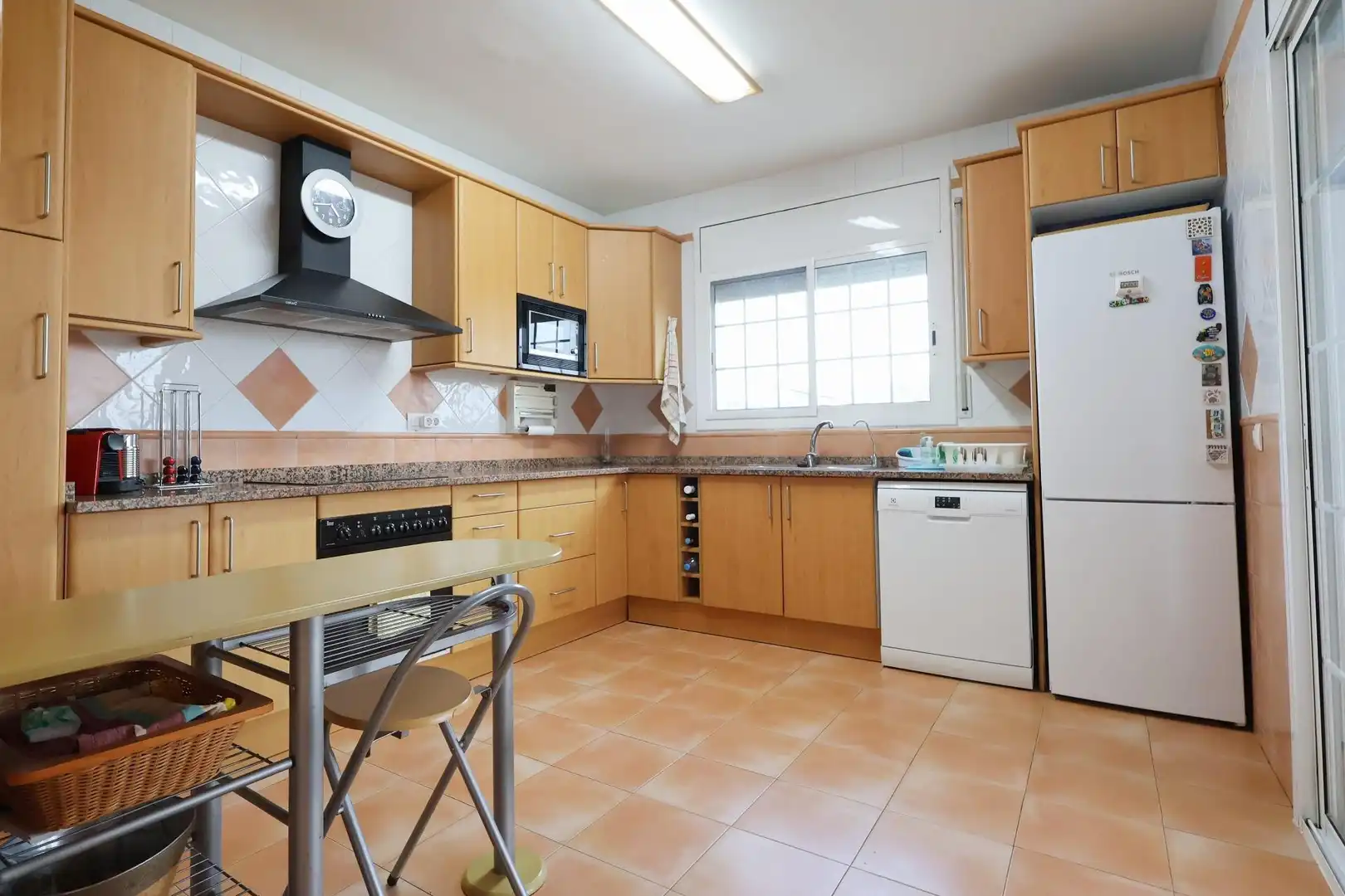 Cuina de Casa o xalet en venda en Cubelles amb Aire condicionat, Jardí privat i Terrassa