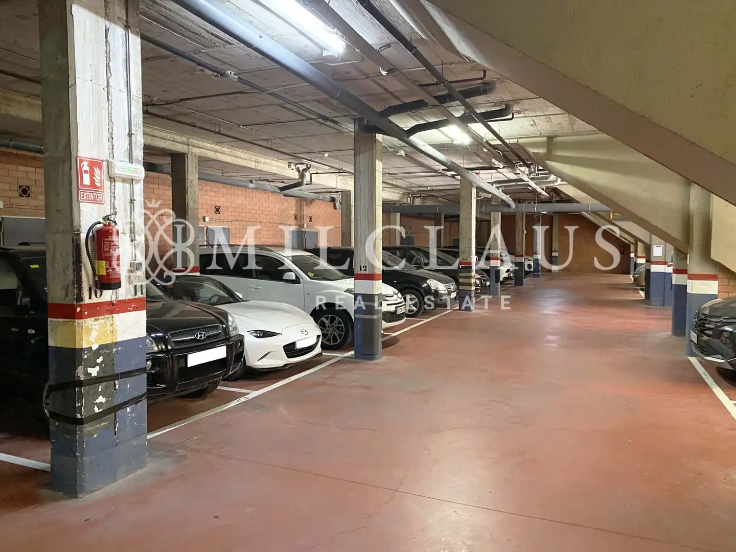 Parkplatz von Einfamilien-Reihenhaus zum Verkauf in L'Hospitalet de Llobregat mit Klimaanlage, Heizung und Parkett