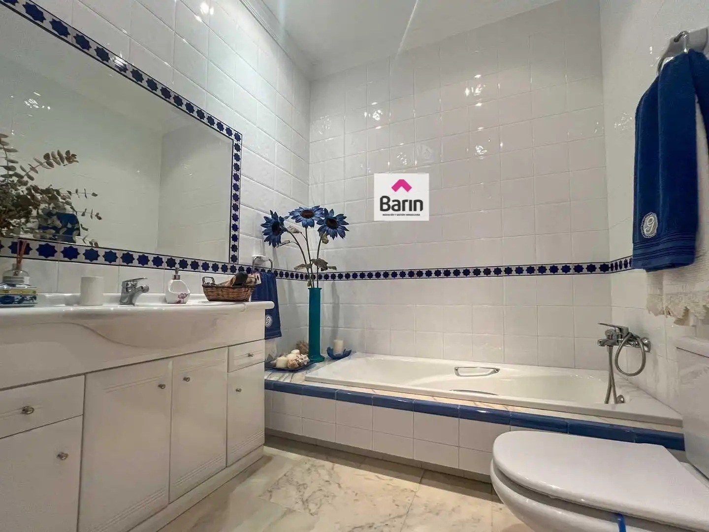 Bathroom of Houses for sale in La Roda de Andalucía  with Air Conditioner, Terrace and Storage room