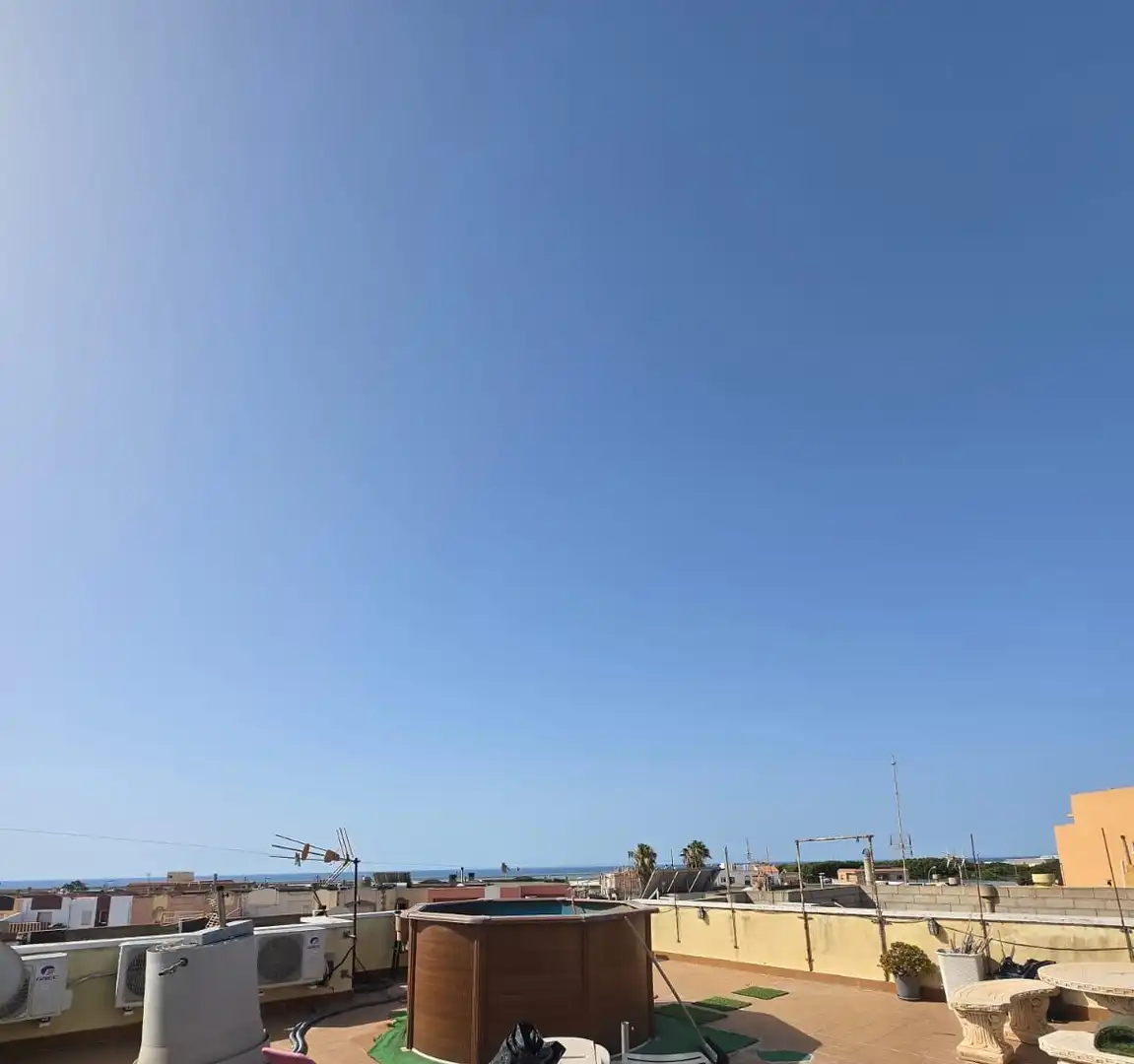 Vista exterior de Casa adosada en venda en El Ejido amb Aire condicionat, Terrassa i Piscina
