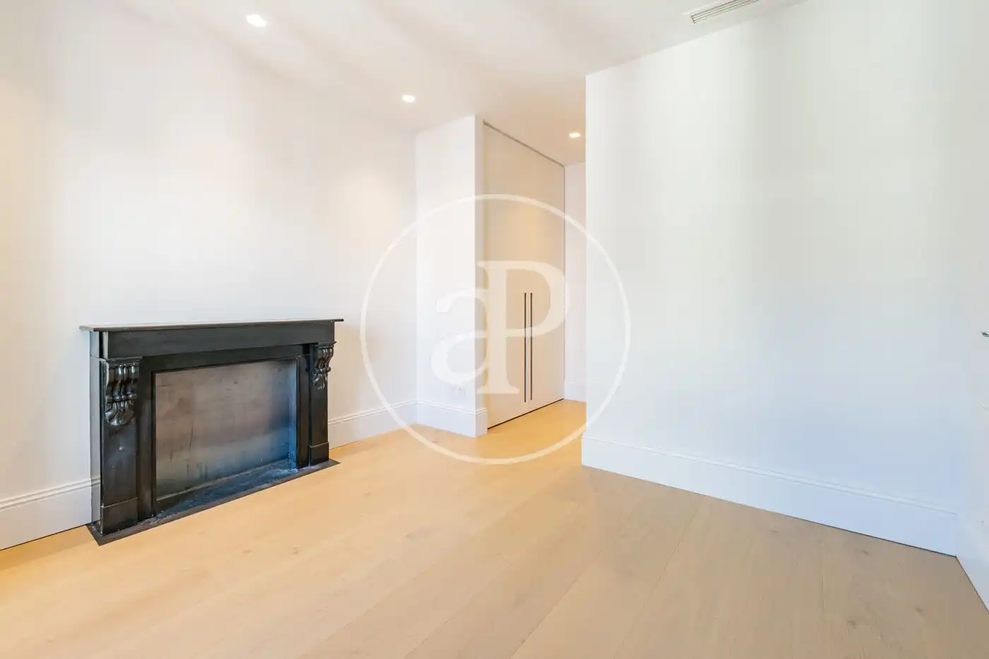 Flat for sale in Madrid  with Air Conditioner, Heating and Balcony
