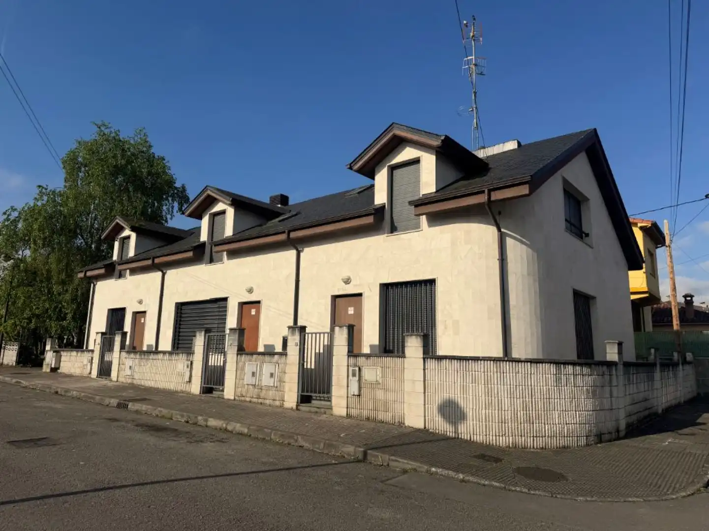 Vista exterior de Casa o chalet en venta en Torrelavega  con Calefacción, Jardín privado y Parquet