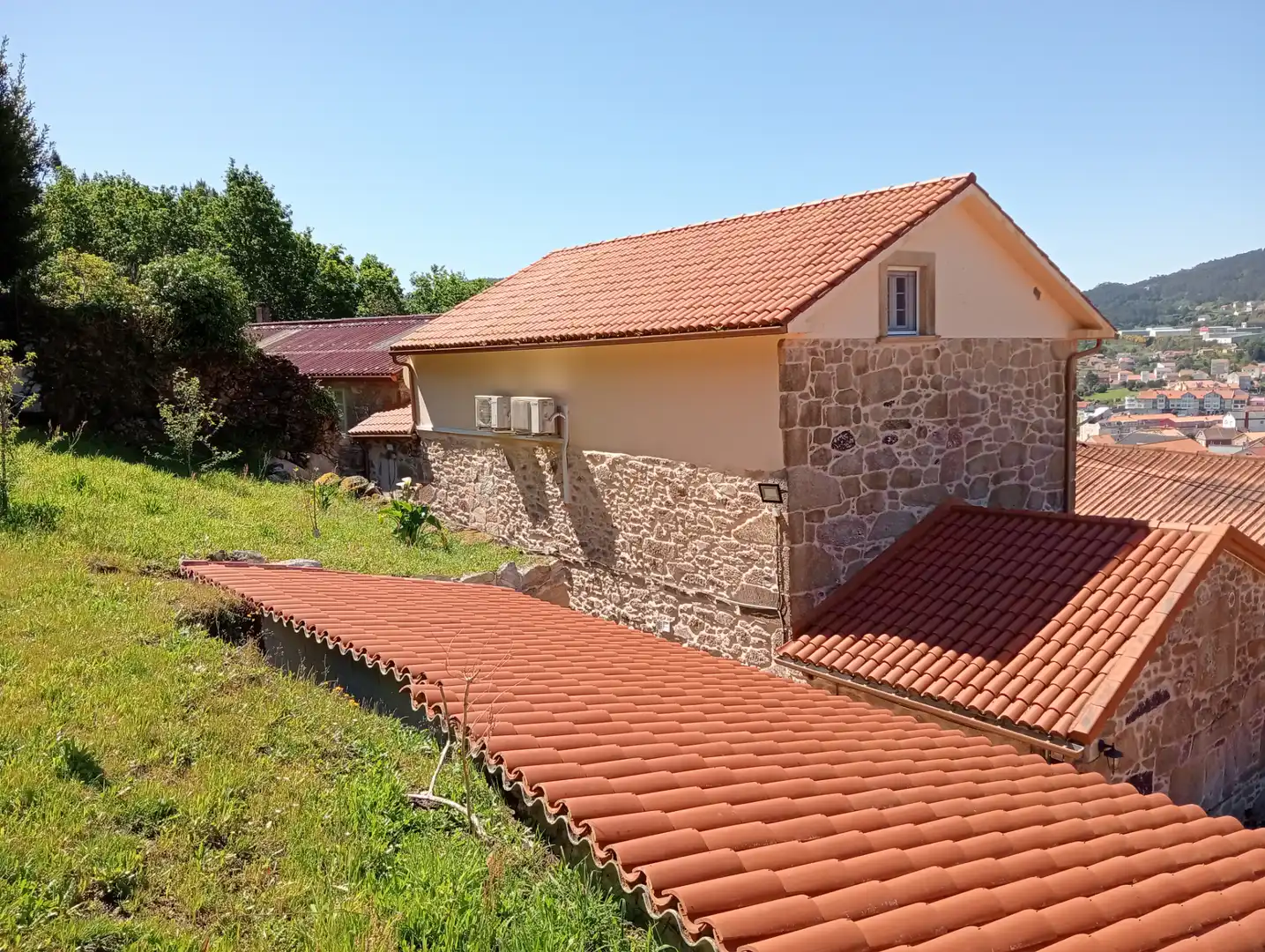 Vista exterior de Casa o xalet en venda en Muros amb Aire condicionat, Calefacció i Jardí privat