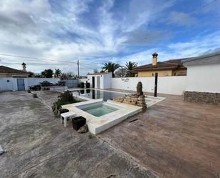 Vista exterior de Casa o xalet en venda en Chiclana de la Frontera amb Jardí privat, Traster i Piscina