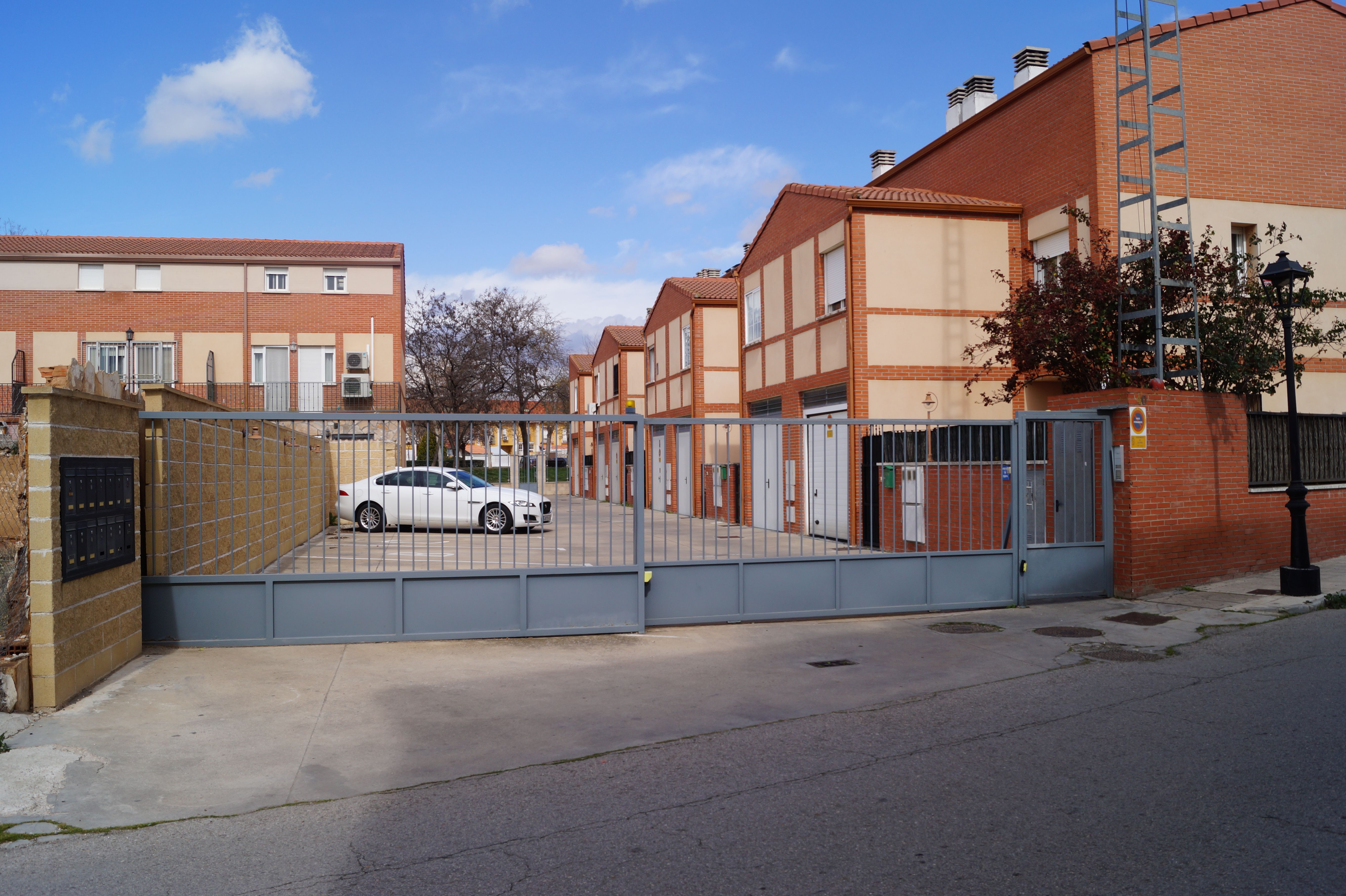 Single-family semi-detached for sale in Calle Valmores, Alovera