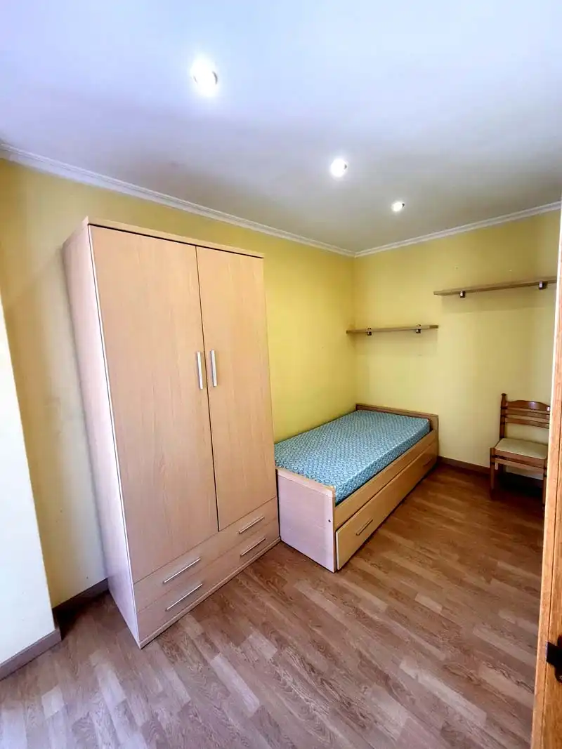Habitación de Piso de alquiler en Vigo  con Calefacción, Trastero y Amueblado