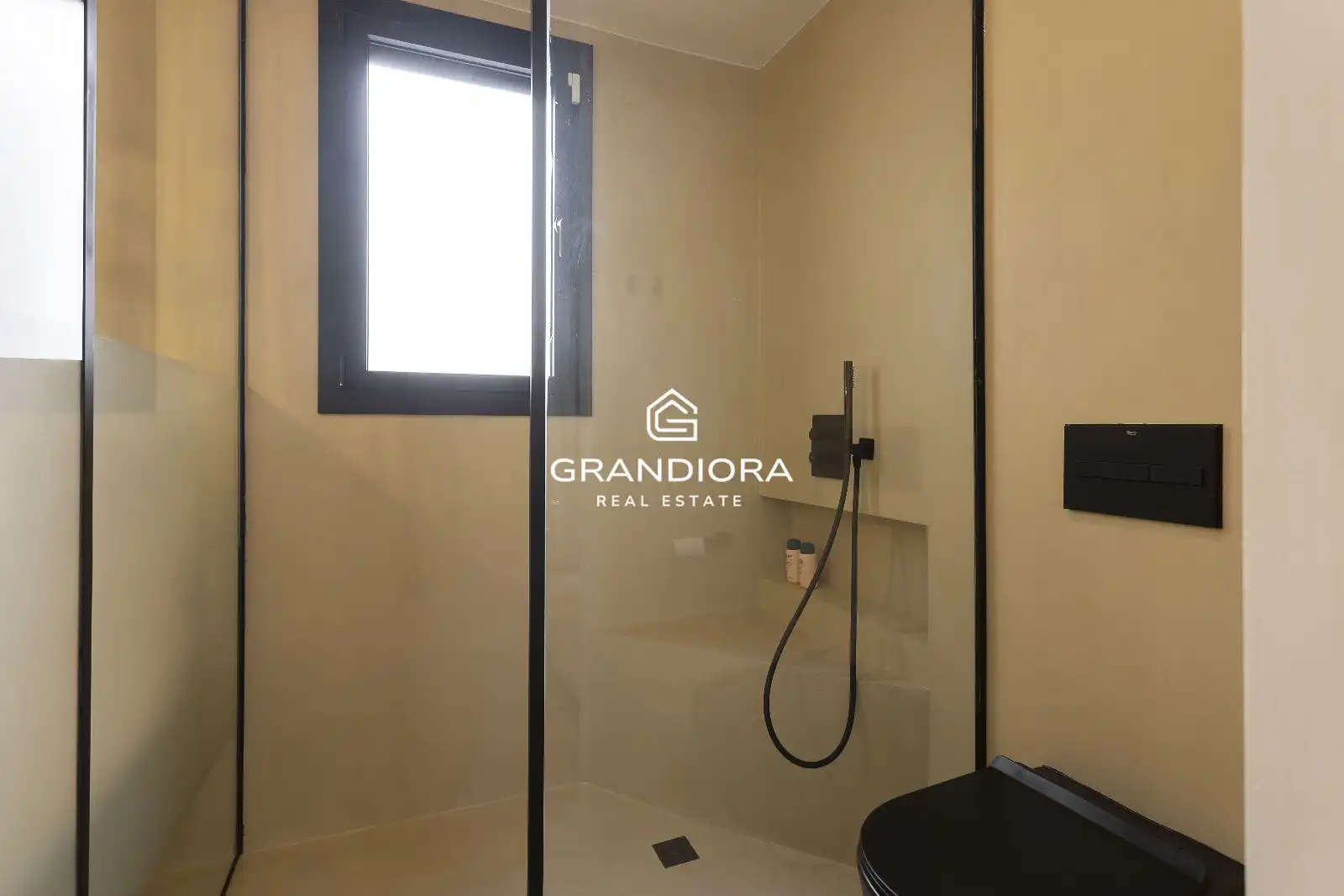 Bathroom of Flat for rent in Barcelona  with Air Conditioner