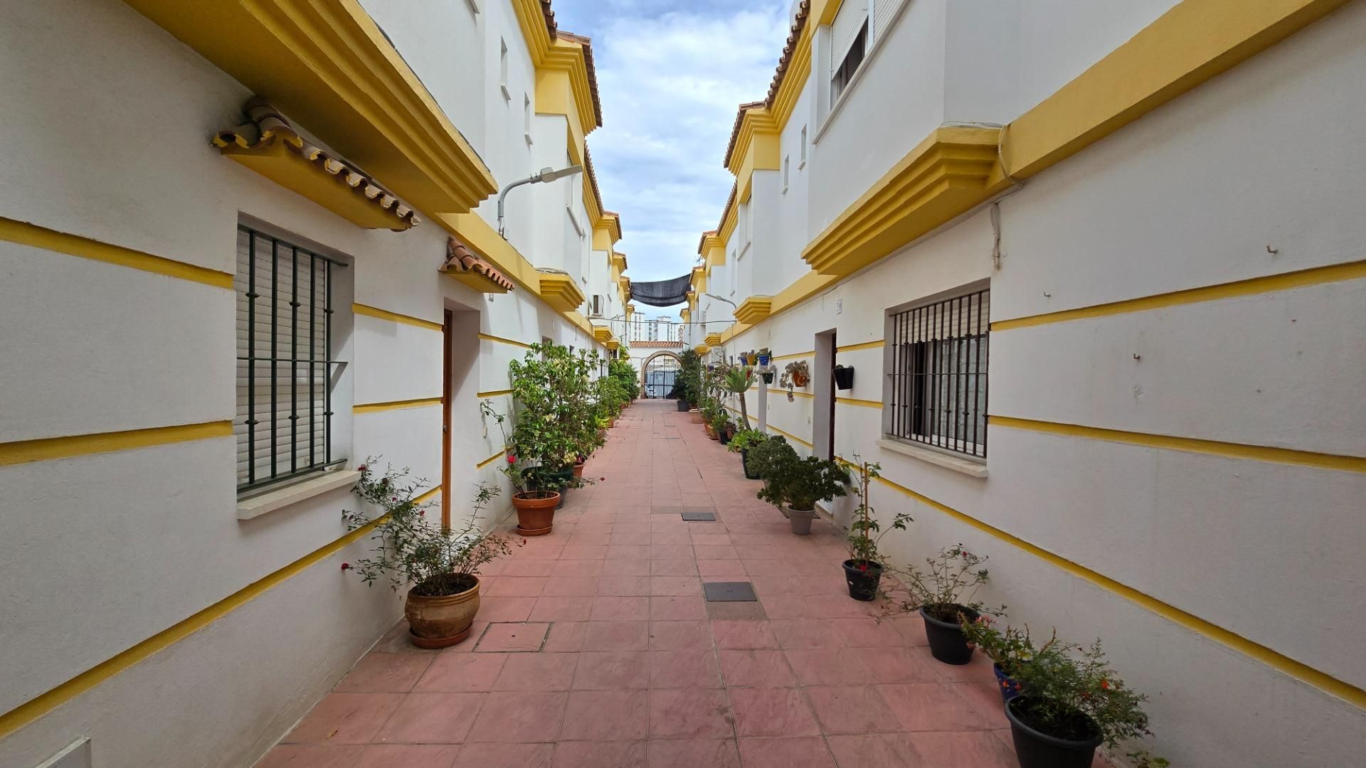 Exterior view of Single-family semi-detached for sale in La Línea de la Concepción  with Terrace