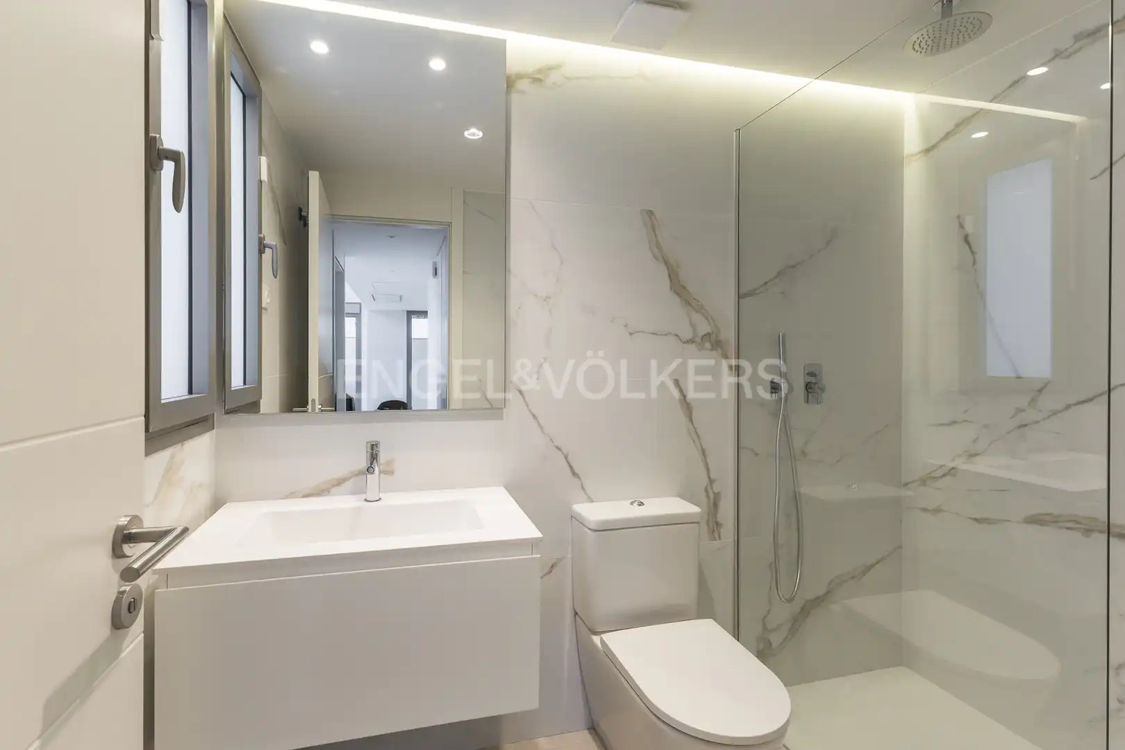 Baño de Dúplex en venta en Madrid con Calefacción, Terraza y Trastero