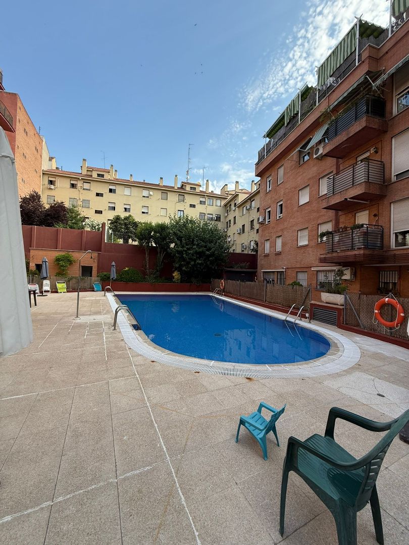 Swimming pool of Flat for sale in  Madrid Capital  with Air Conditioner, Heating and Parquet flooring