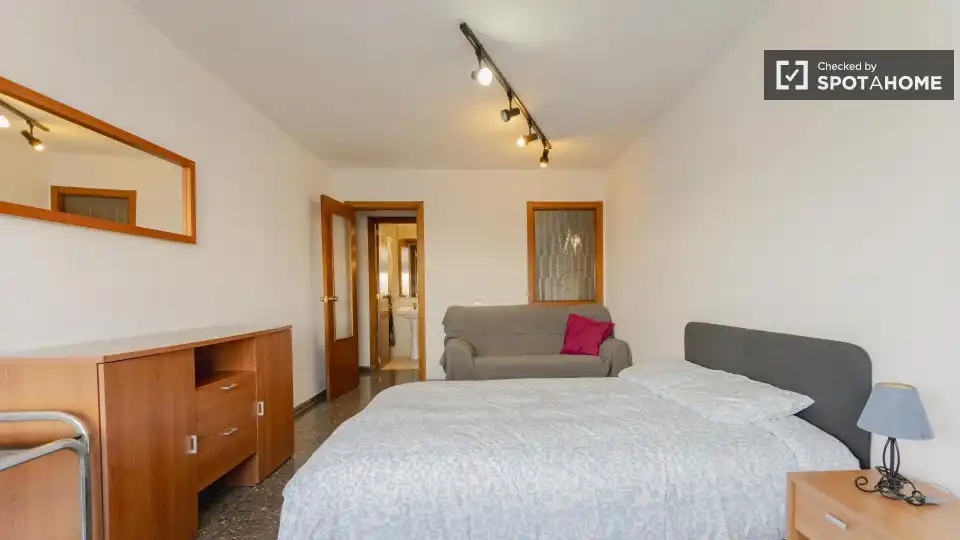Habitación de Piso de alquiler en Valencia con Aire acondicionado, Calefacción y Amueblado