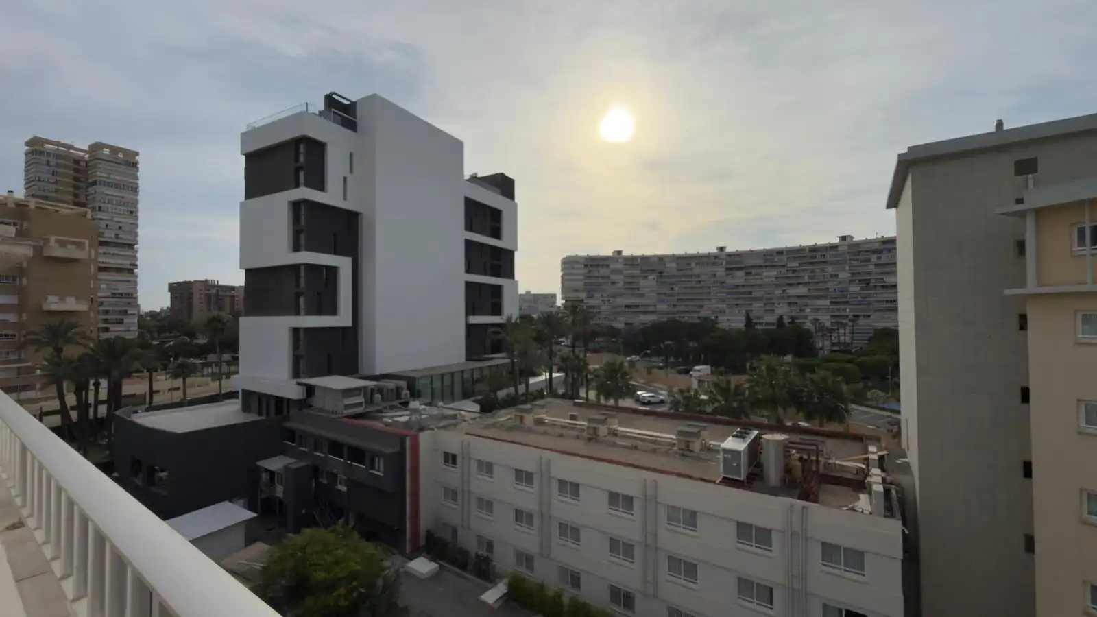 Außenansicht von Wohnung zum Verkauf in Alicante / Alacant mit Klimaanlage, Heizung und Privatgarten