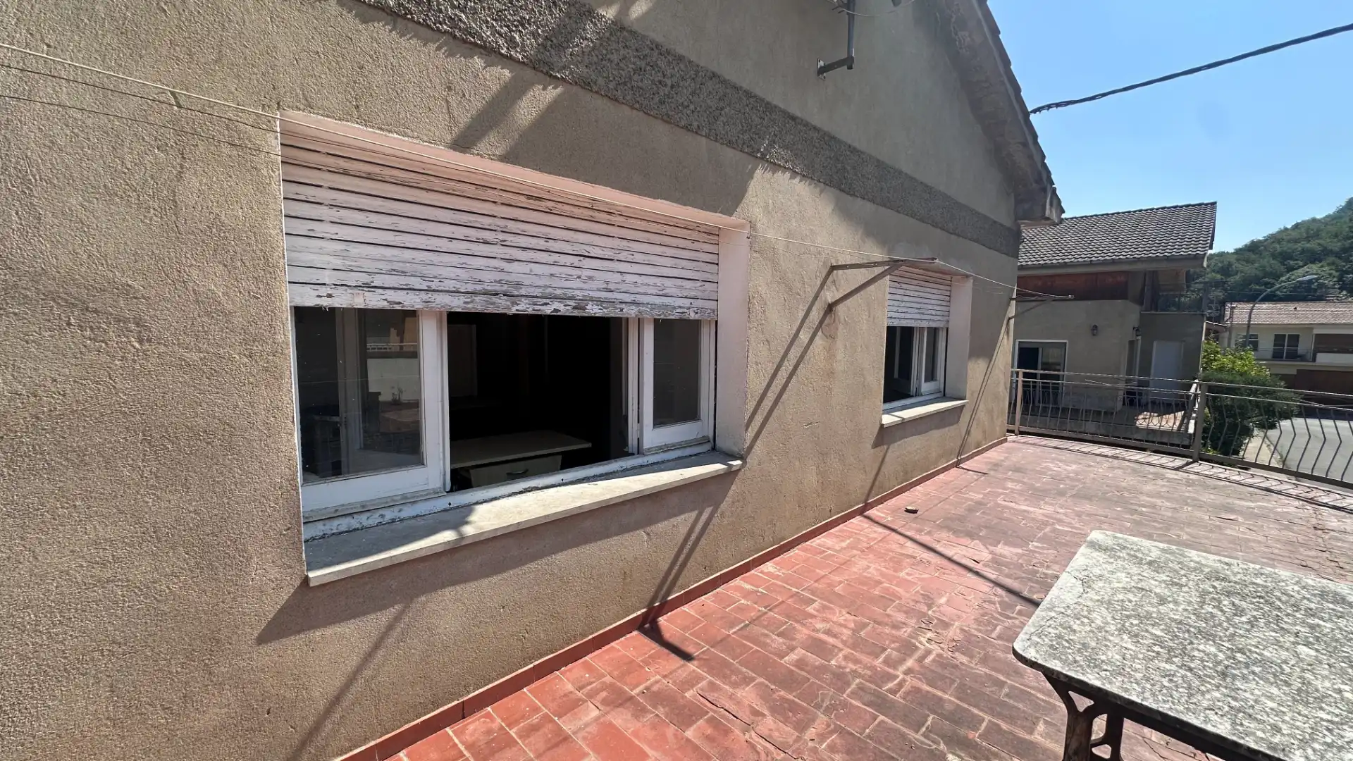 Außenansicht von Einfamilien-Reihenhaus zum Verkauf in Sant Joan Les Fonts mit Heizung, Terrasse und Ofen
