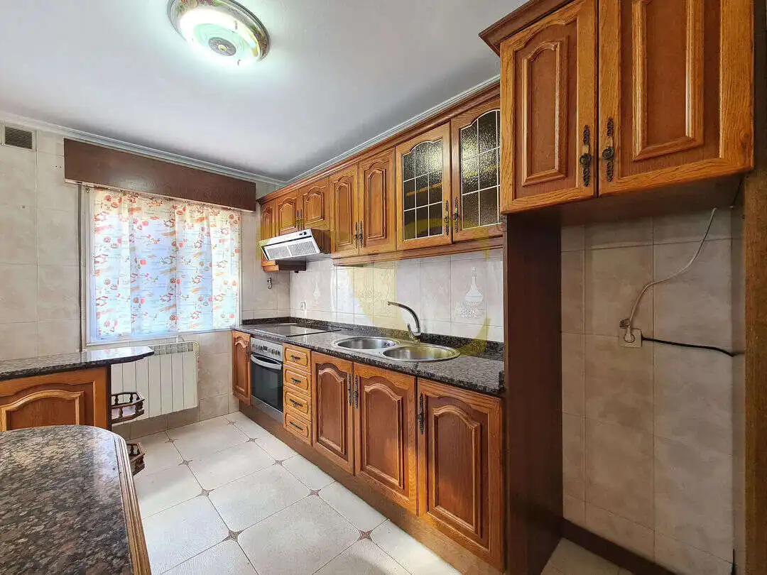 Cocina de Piso en venta en Gijón  con Calefacción, Jardín privado y Terraza