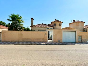 Chalet con piscina en venta en N/A