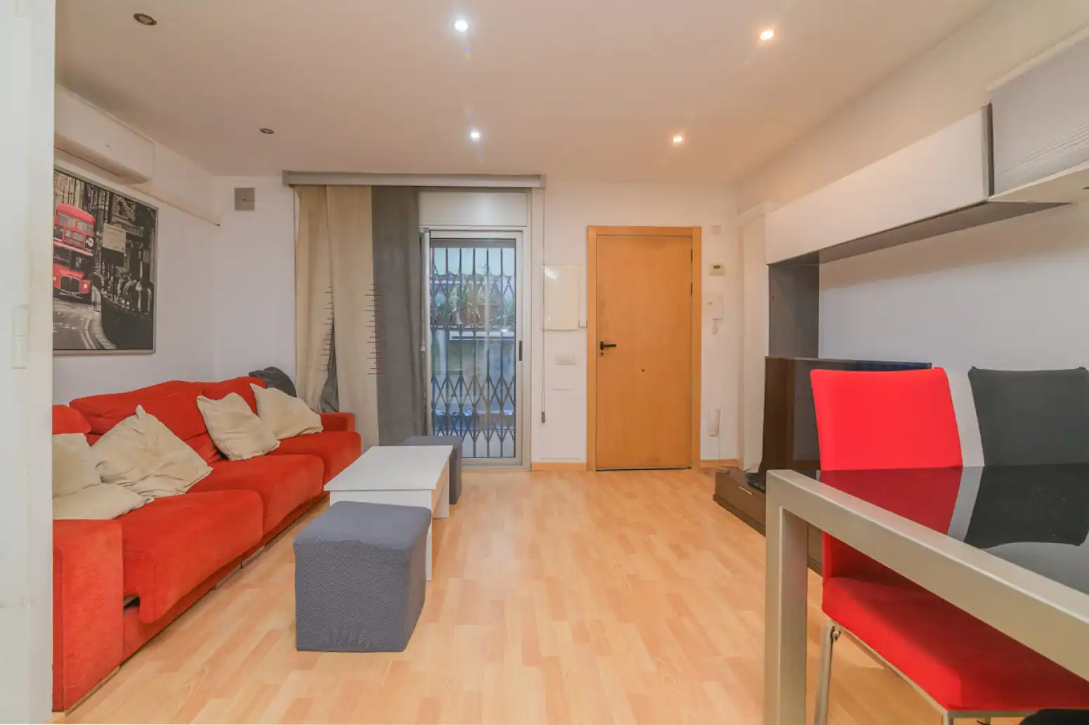 Living room of Flat for sale in Sant Boi de Llobregat  with Parquet flooring and Terrace