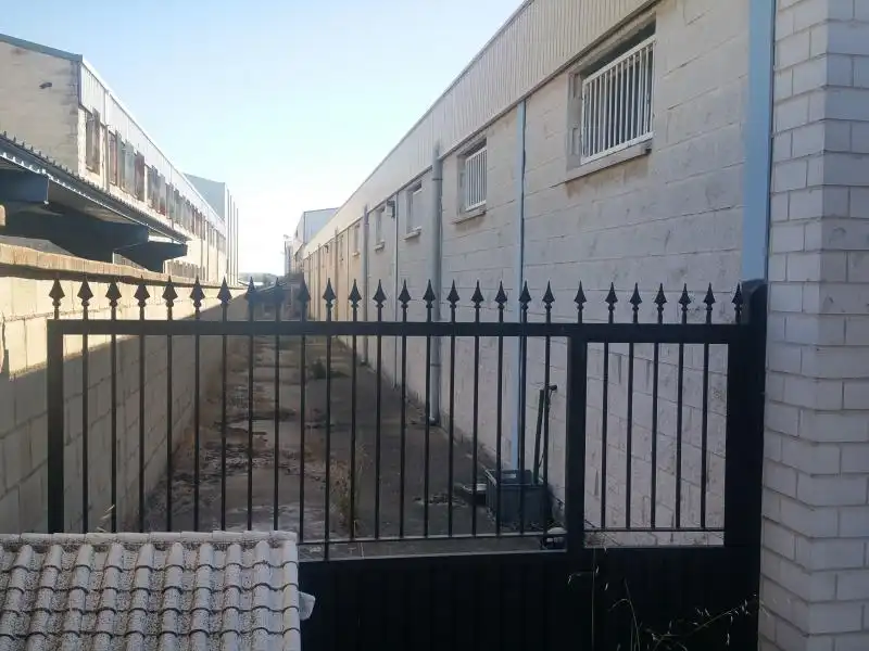 Vista exterior de Nau industrial de lloguer en Onzonilla amb Calefacció