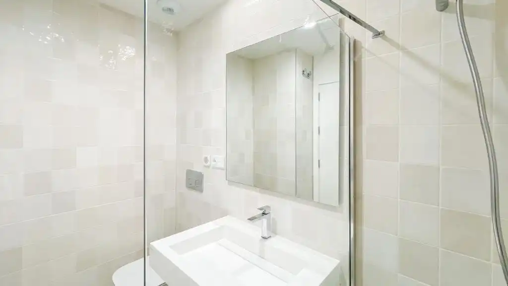 Badezimmer von Wohnung zur Miete in Málaga mit Klimaanlage, Heizung und Privatgarten