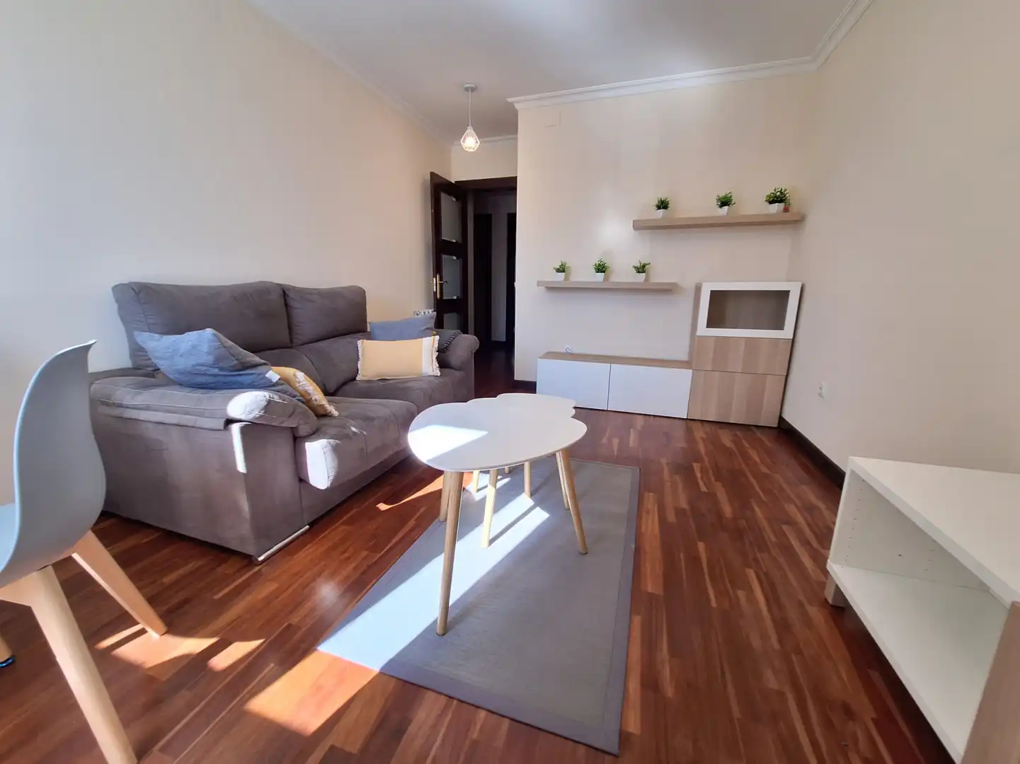 Sala d'estar de Pis de lloguer en Gijón  amb Calefacció, Parquet i Traster