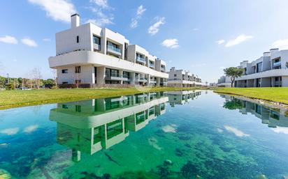 Vista exterior de Pis en venda en Pozuelo de Alarcón amb Terrassa, Traster i Piscina