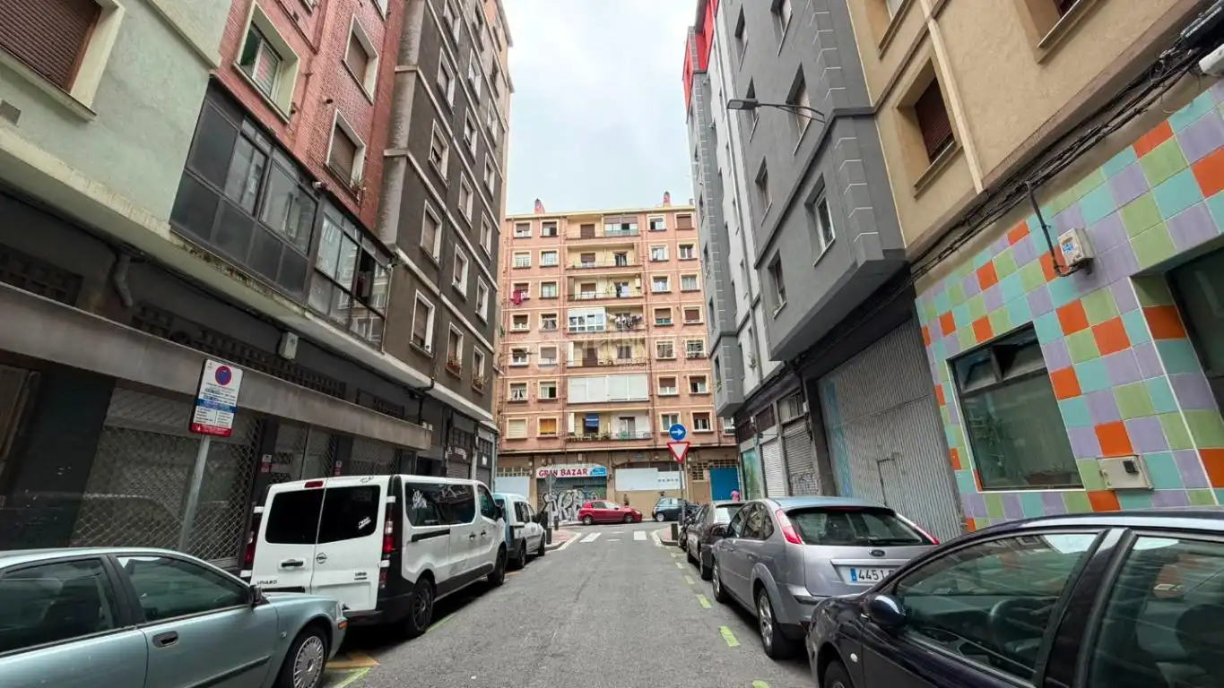 Vista exterior de Pis en venda en Bilbao  amb Calefacció i Balcó