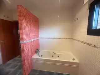 Bathroom of Houses for sale in Sariegos  with Air Conditioner, Heating and Private garden