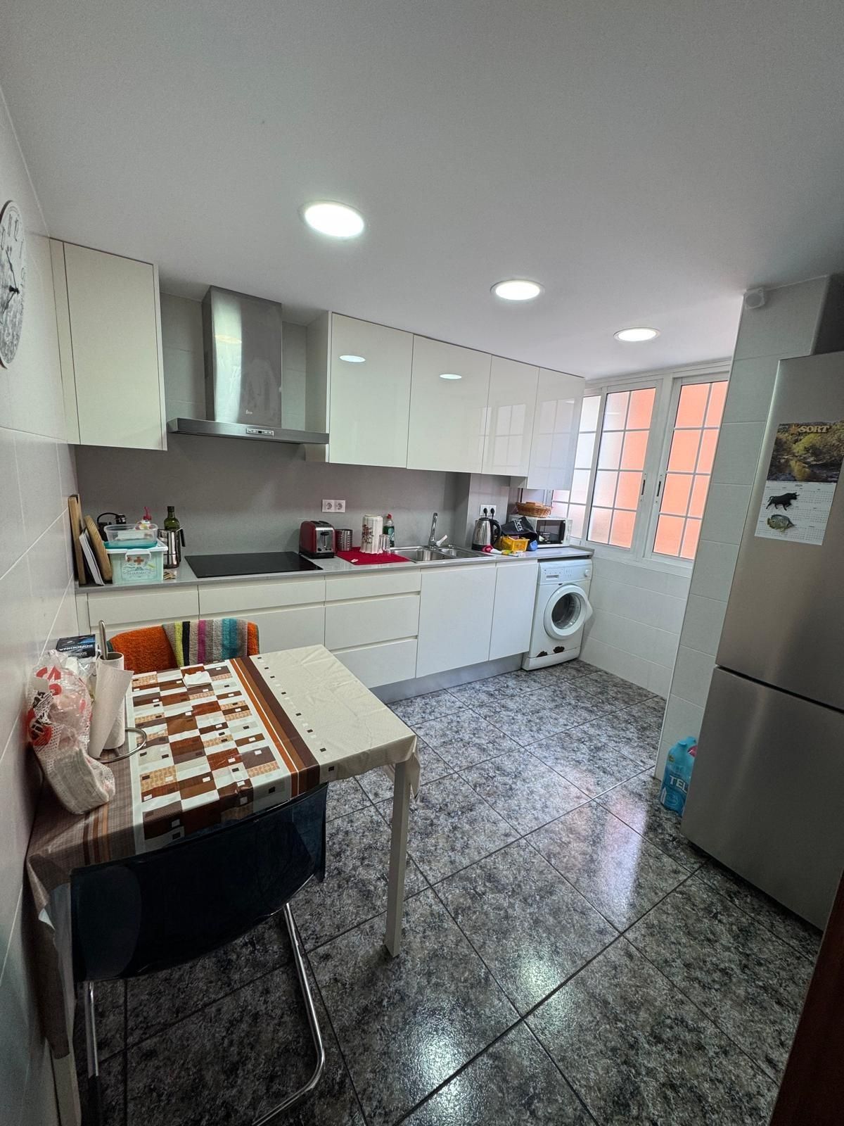 Cuina de Pis en venda en Cornellà de Llobregat amb Aire condicionat i Balcó