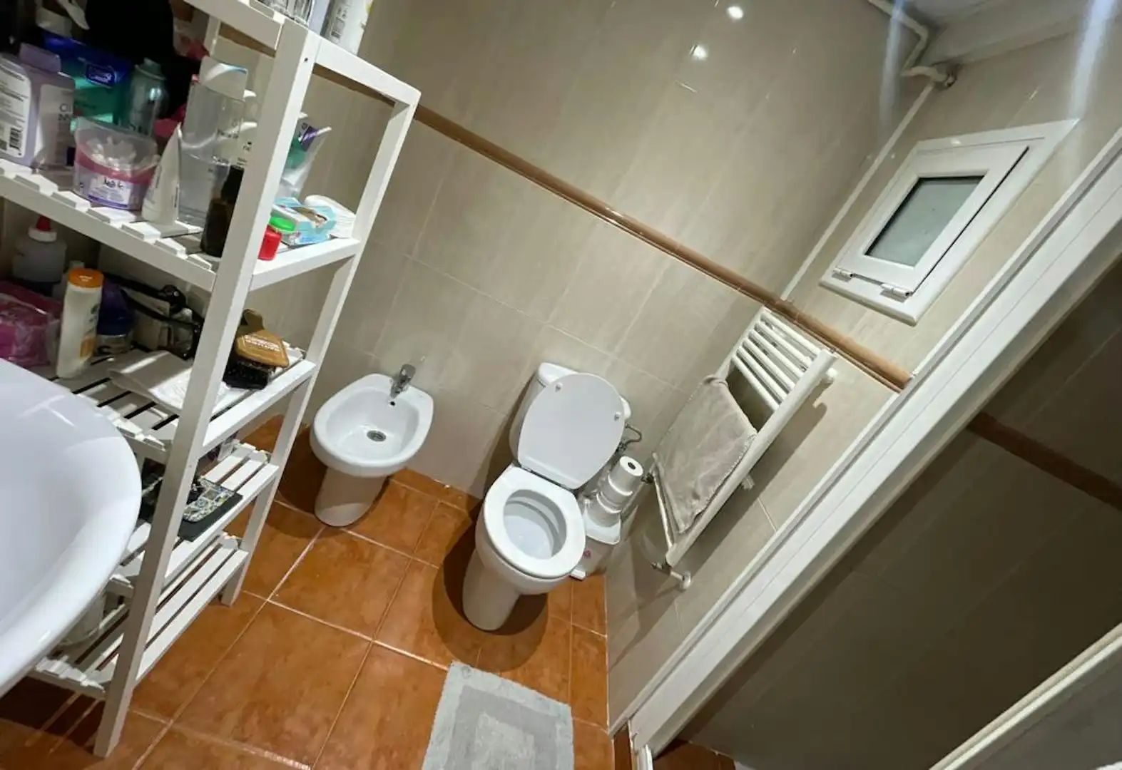 Baño de Piso de alquiler en Barcelona con Aire acondicionado, Calefacción y Amueblado