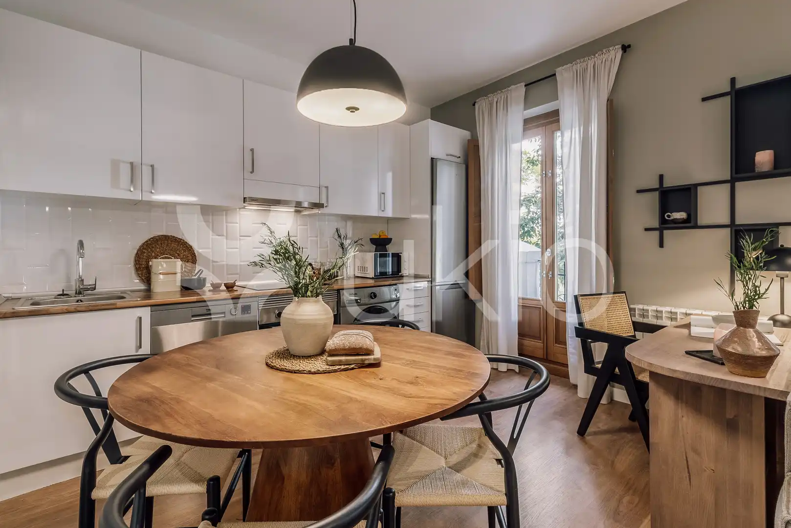 Cuina de Apartament de lloguer en Madrid amb Aire condicionat, Calefacció i Moblat