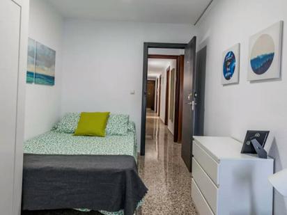 Bedroom of Flat to share in  Valencia Capital  with Washing machine and Internet