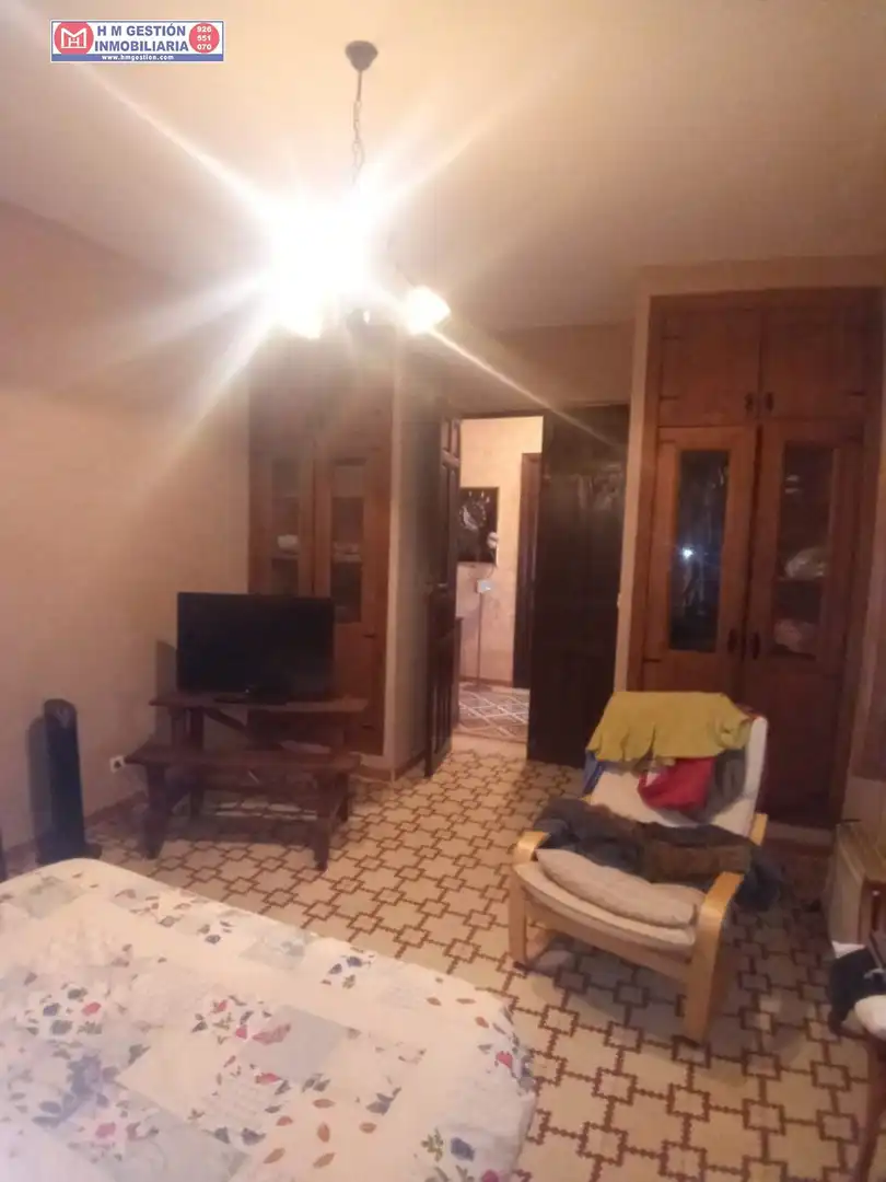Sala d'estar de Casa o xalet en venda en Arenales de San Gregorio amb Jardí privat, Terrassa i Moblat