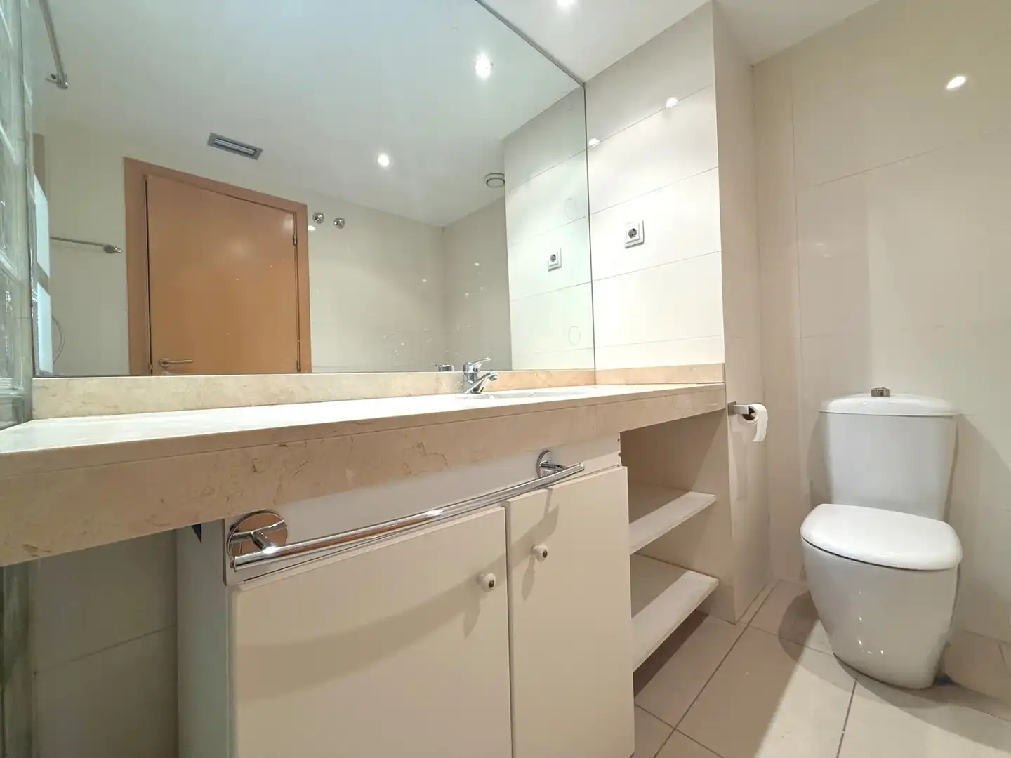 Bathroom of Flat for sale in L'Hospitalet de Llobregat  with Air Conditioner, Heating and Oven
