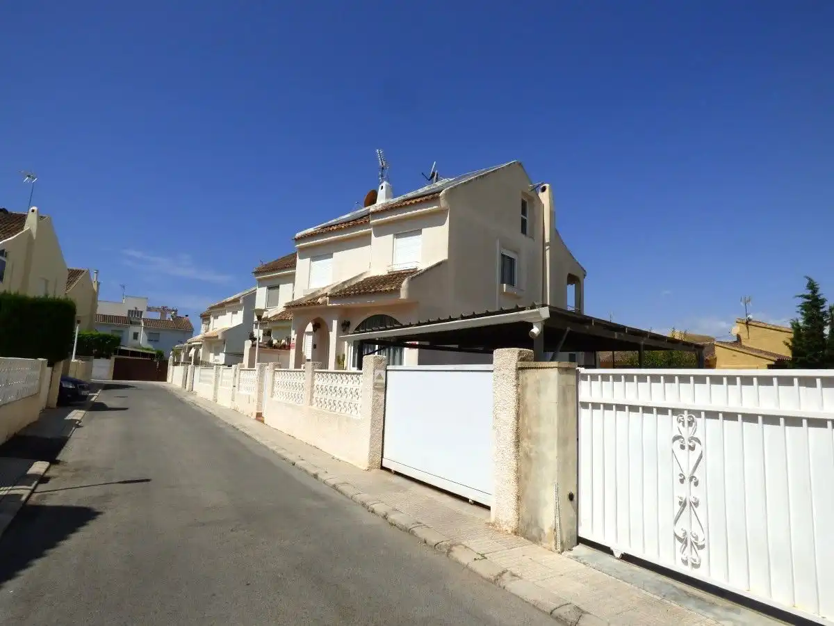 House with pool for sale in NAPOLES