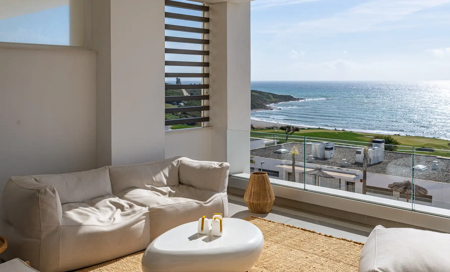 Wohnzimmer von Wohnungen zum Verkauf in La Alcaidesa mit Klimaanlage, Terrasse und Abstellraum