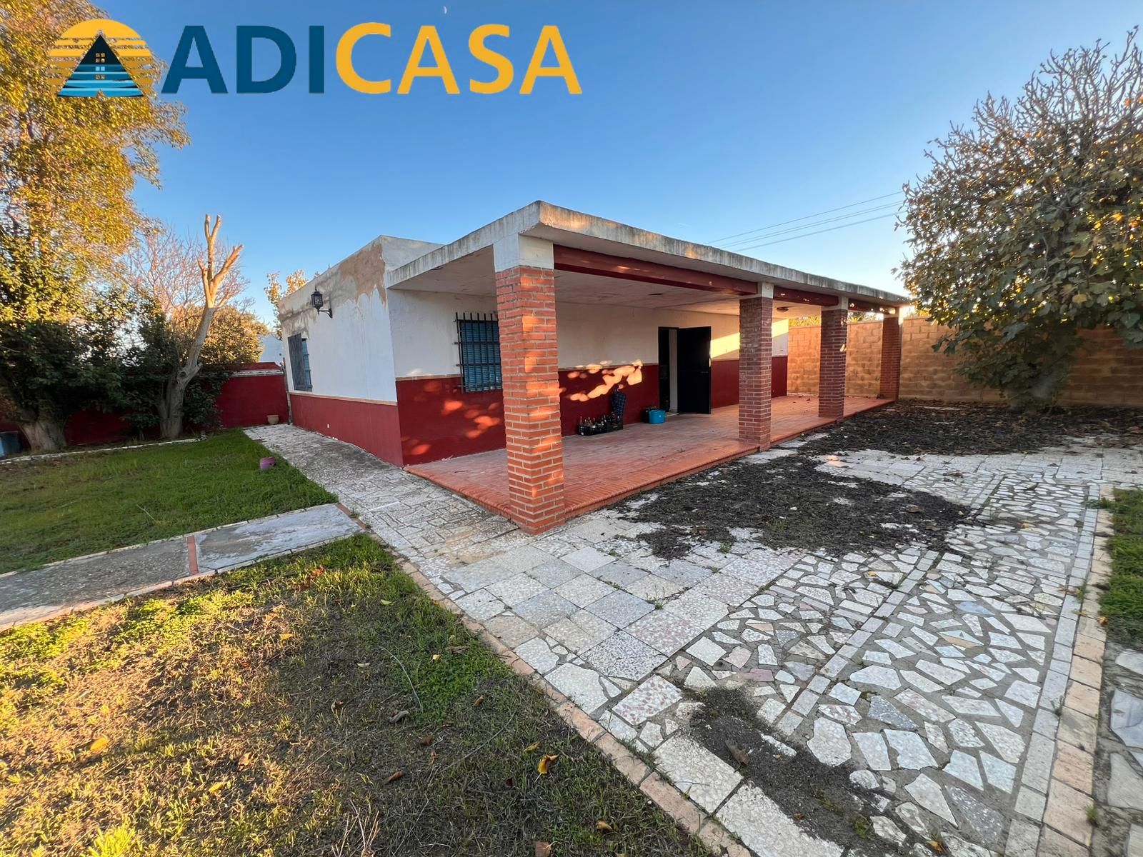 Vista exterior de Finca rústica en venda en Chiclana de la Frontera amb Jardí privat i Piscina