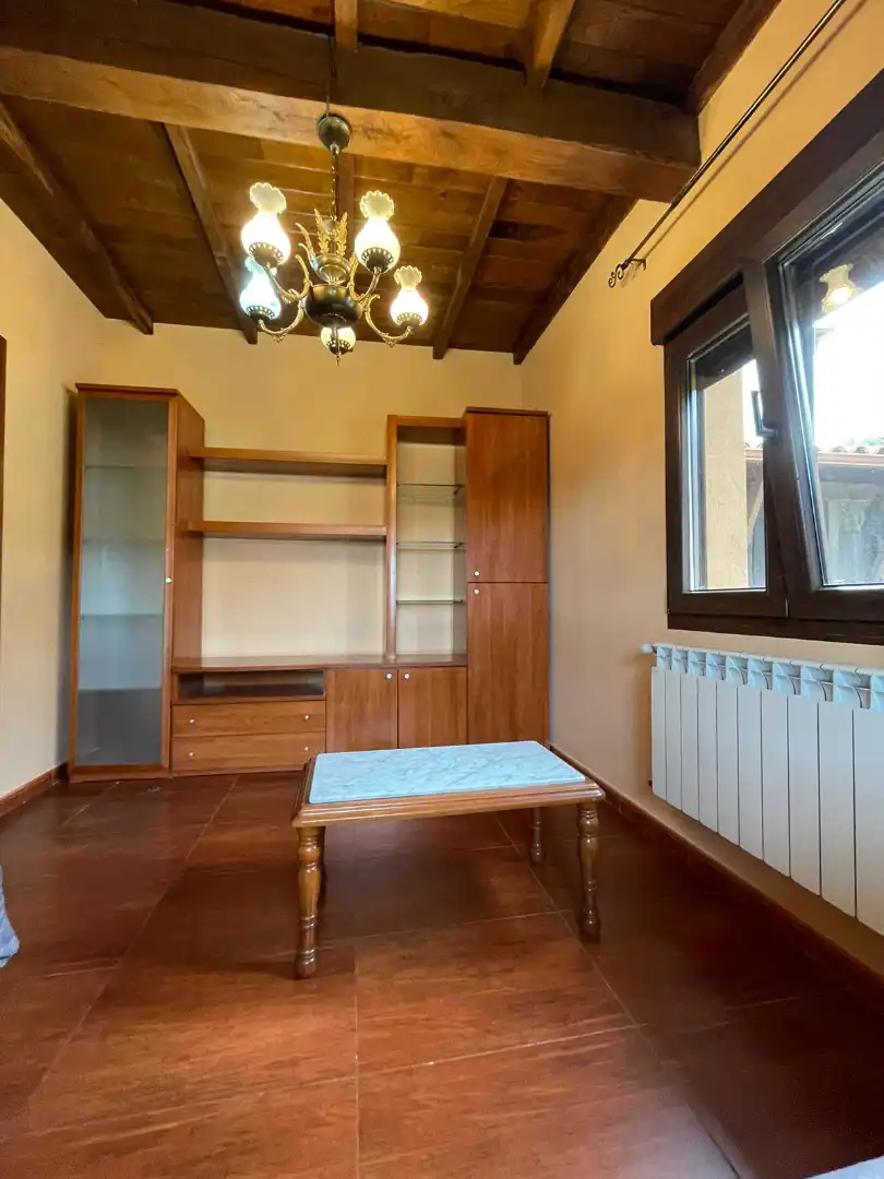 Sala de estar de Finca rústica de alquiler en Tineo con Calefacción, Jardín privado y Parquet